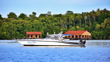 Banyak Surf resort boat